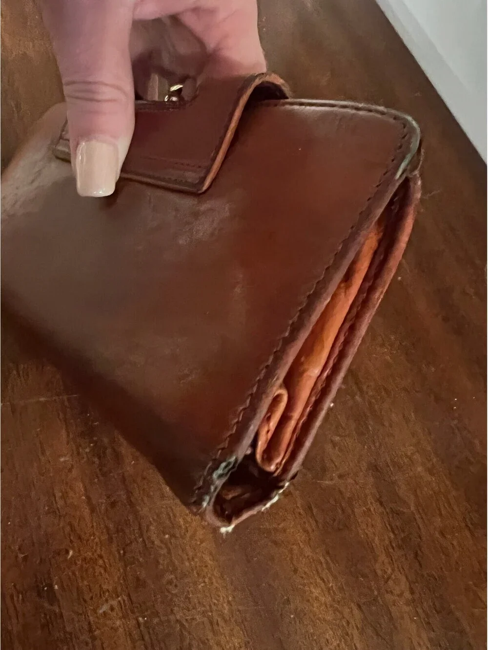 Vintage Brown Leather Wallet with Magnetic Closure and Multiple Card Slots